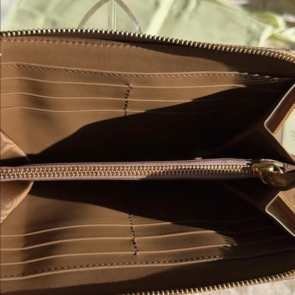 Burberry NEW with original tags, plaid full zip around wallet! $690 Retail - Picture 12 of 16